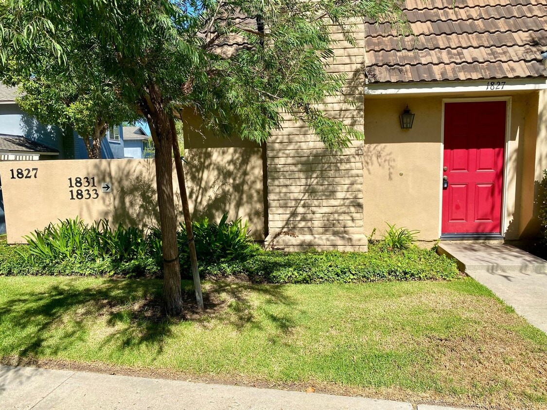 Building Photo - Charming single-level 3b/2b townhouse in t...