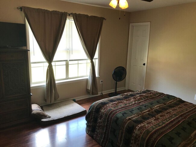 Foto del edificio - 999 Ridgeland Dr