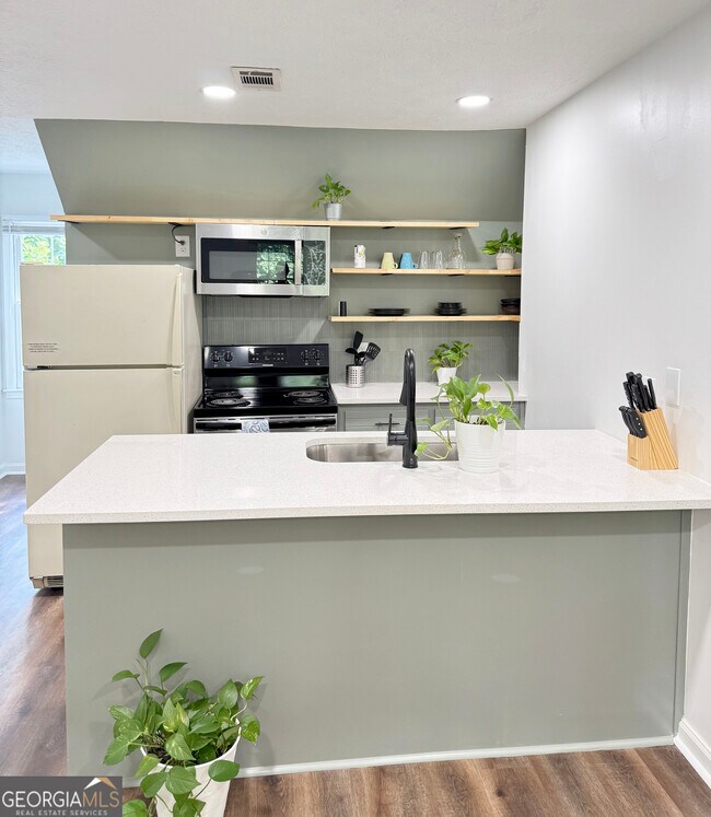 Foto del edificio - 4193 N Shallowford Rd