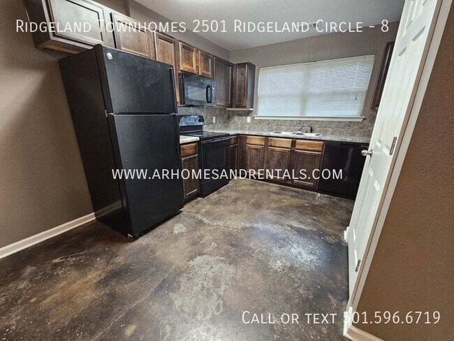 Building Photo - Ridgeland Townhomes 2501 Ridgeland Circle,...