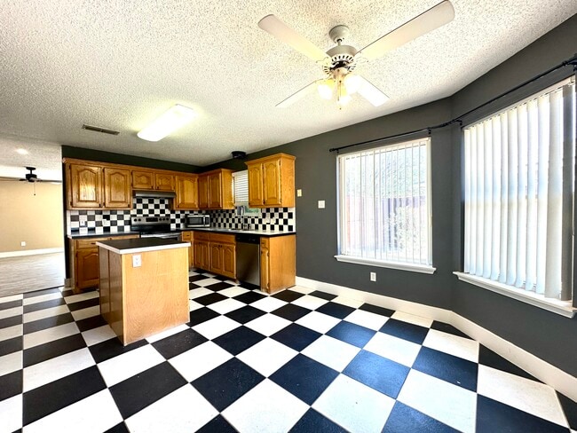 Building Photo - 6106 9th St