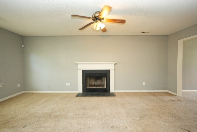 Foto del edificio - A large spacious home in Charlotte - Pet f...