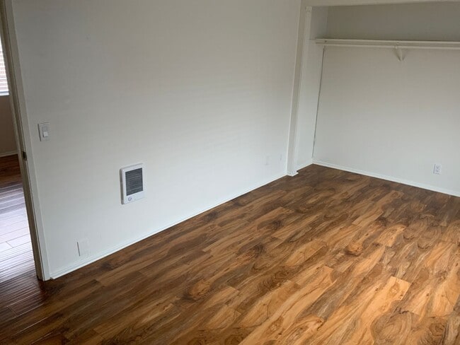 Building Photo - Stunning 1 Bedroom