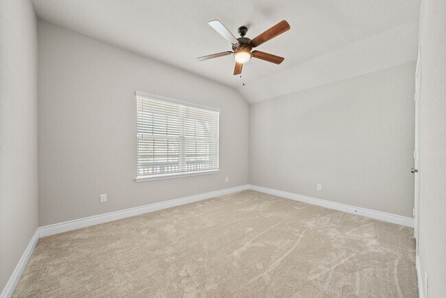 Building Photo - Charming Home Awaits: Spacious & Modern Li...
