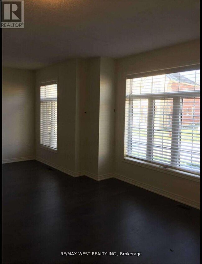 Photo du bâtiment - 3052 Max Khan Blvd