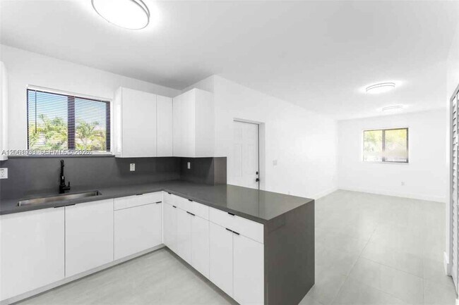 Foto del edificio - 3710 NW 13th Pl
