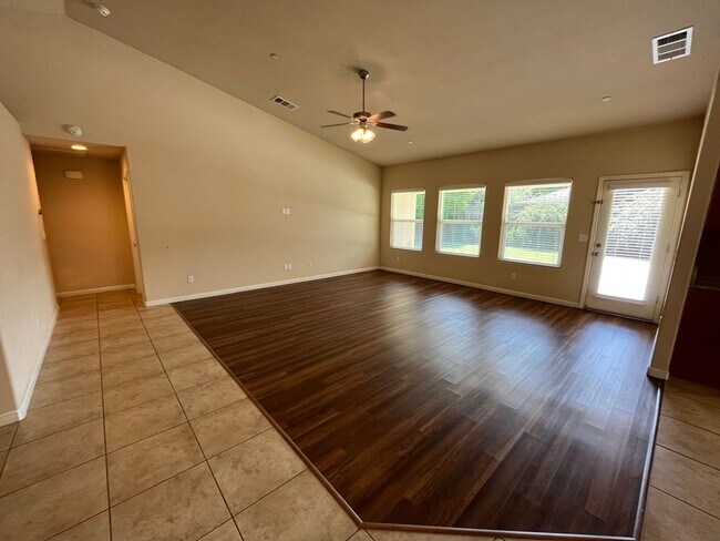 Building Photo - Immaculate NW Visalia home for rent coming...
