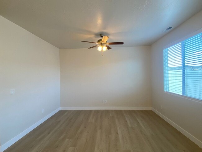 Building Photo - Townhome In Crimson Park