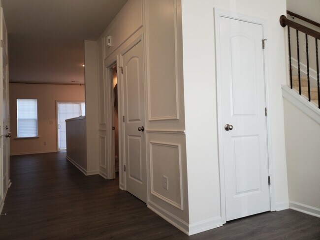 Building Photo - 2 Bedroom, 2.5 Baths End unit Townhome located in Townes at University East