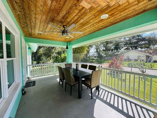 Foto del edificio - 2415 Laurel Ln