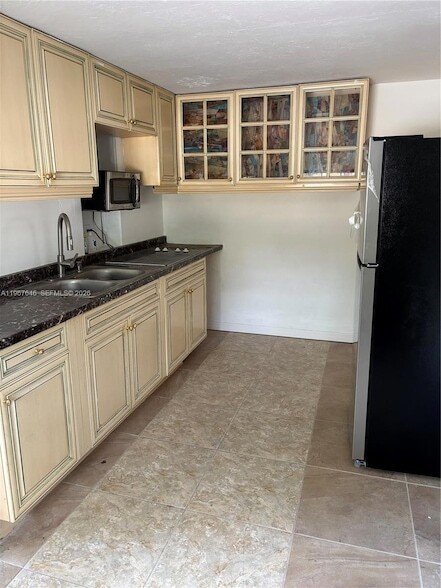 Building Photo - 198 Tropical Ave