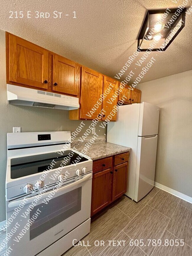 Foto del edificio - 215 E 3rd St