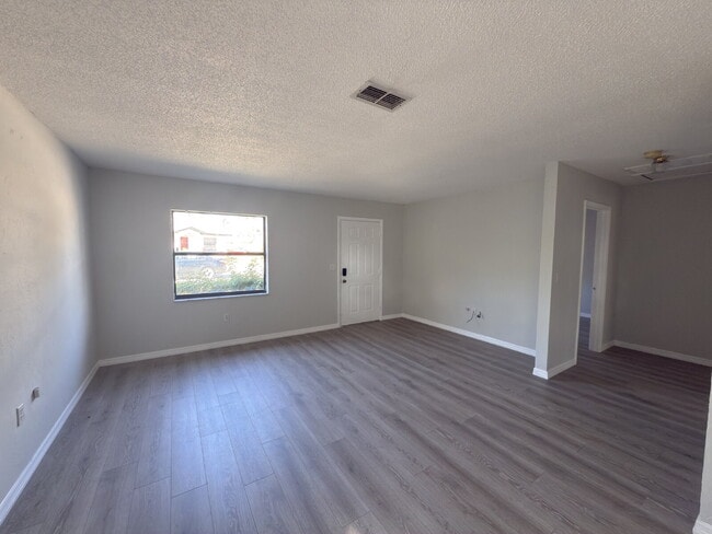 Foto del edificio - 2-Bedroom / 1 Bathroom