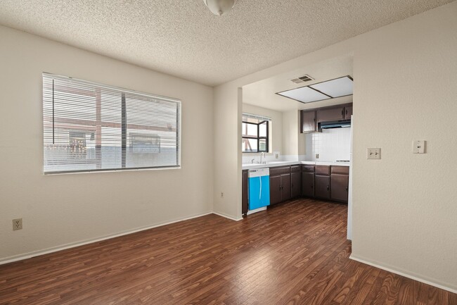 Building Photo - Charming 3-Bedroom Townhome with Garage, W...