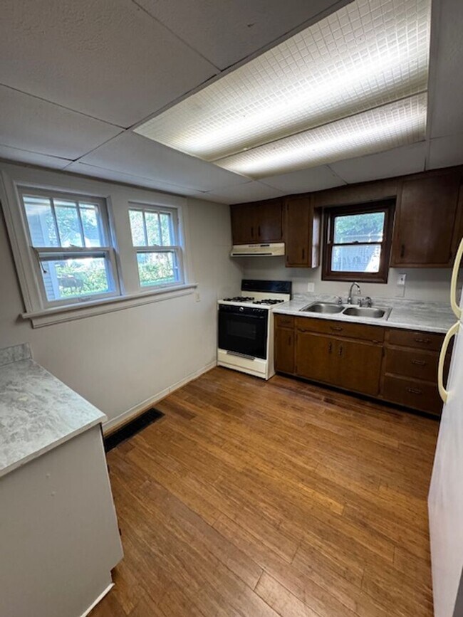 Building Photo - 3008 Hoagland Ave