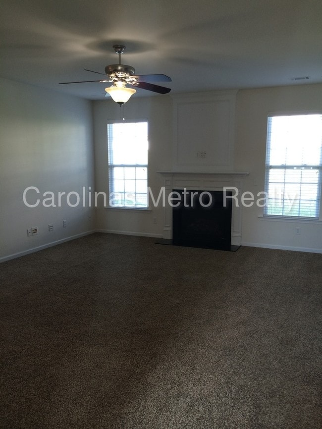 Building Photo - 3351 Streamside Dr