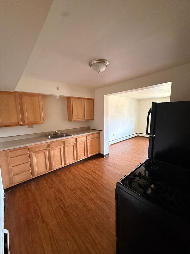 Foto del edificio - 2 Bedroom 1 Bathroom Apartment For Rent!