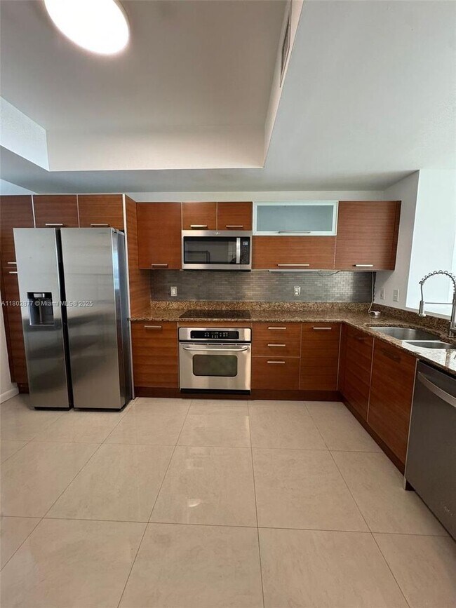 Foto del edificio - 3330 NE 190th St
