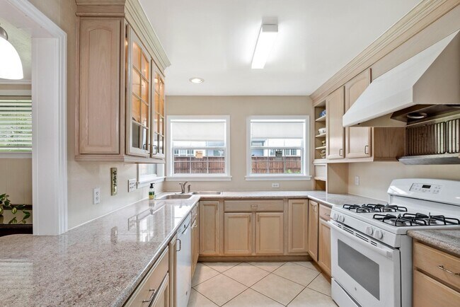 Building Photo - 5232 Mimosa Dr