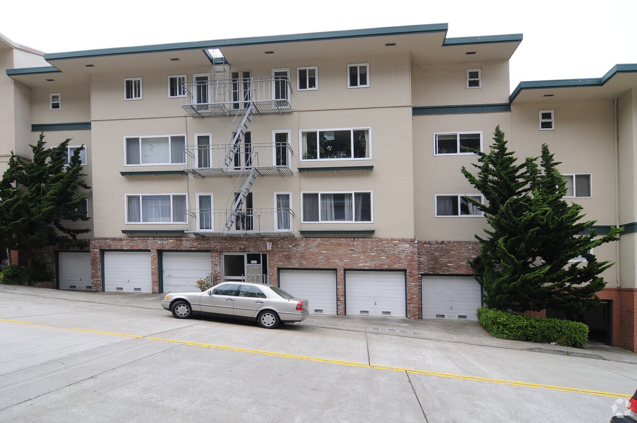 Building Photo - 445 Warren Dr