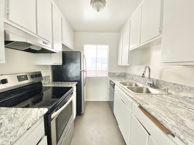 Building Photo - 3748 Midvale Ave Los Angeles, CA 90034