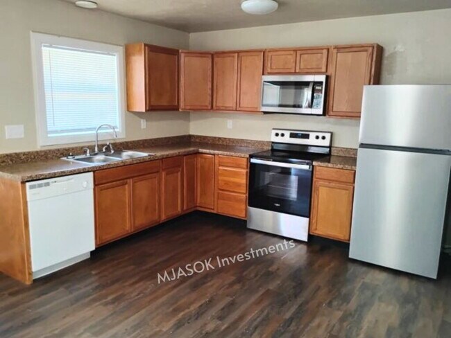 Foto del edificio - Remodeled 3 Bed / 1.5 Bath with Large Fenced Yard in Lawton