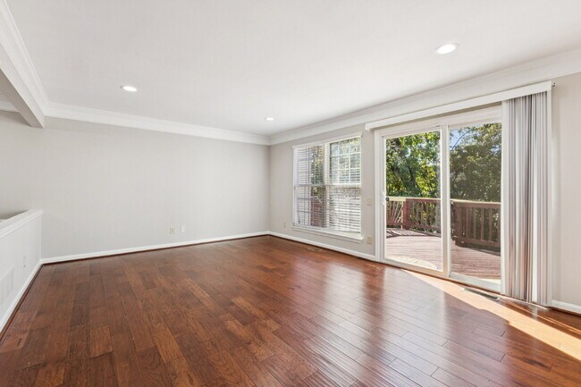 Foto del edificio - Welcome to this bright and beautifully maintained end-unit townhome in the desirable River Oaks c...