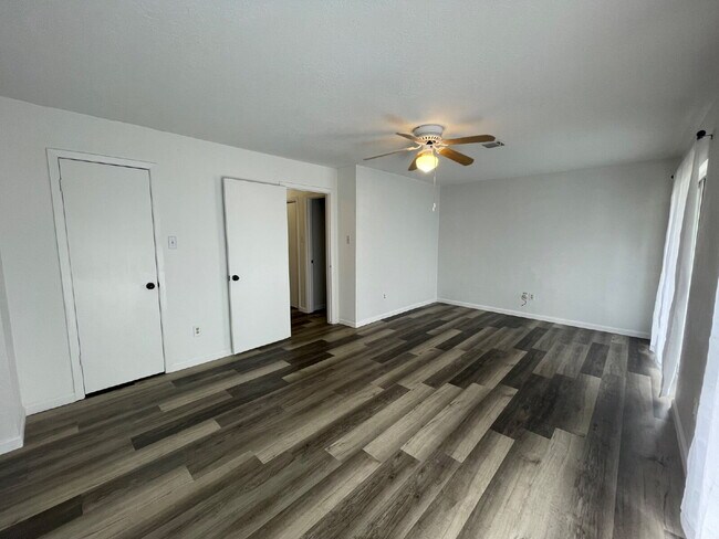 Foto del edificio - Enjoy living in Panorama Village and enjoy all it has to offer: 27-hole golf course, 3 city parks...