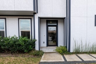 Building Photo - 1318 Reinerman St