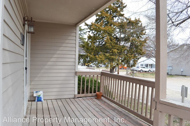 Building Photo - 4 br, 2 bath Apartment - 1529 Fair Ln.