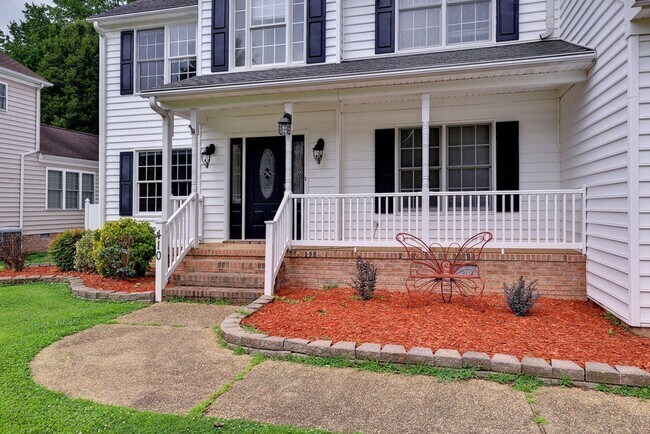 Building Photo - Spacious Home with 1st Floor Master!