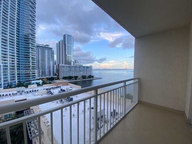 Building Photo - 2000 N Bayshore Dr