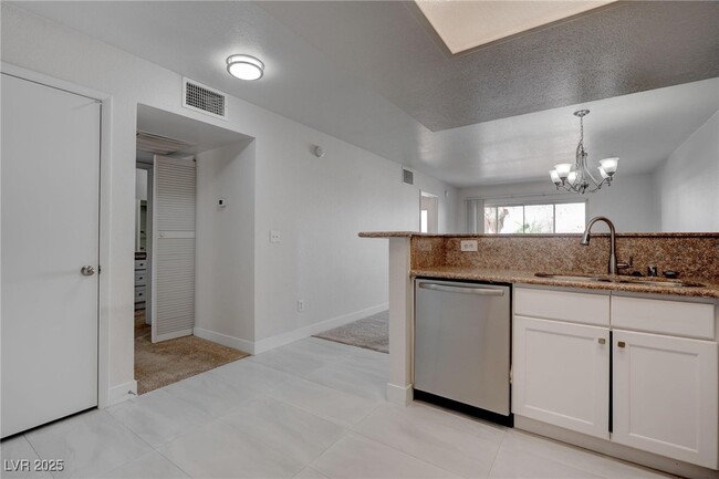 Foto del edificio - 8070 W Russell Rd