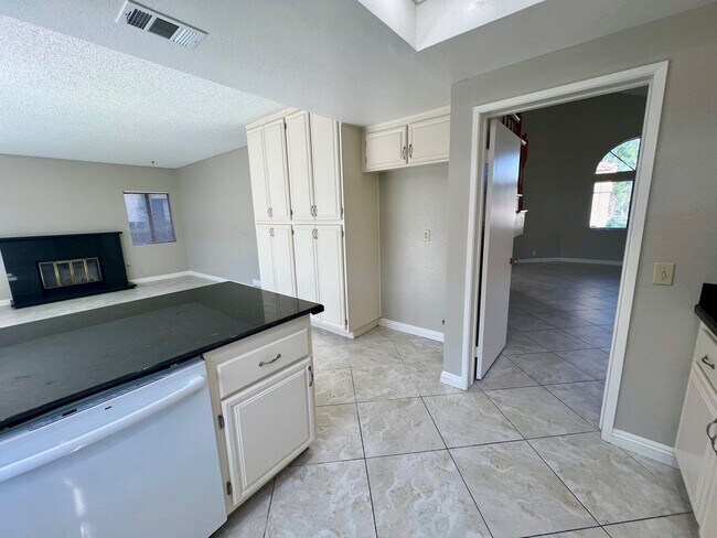 Building Photo - Spacious 4 Bedroom 3 Bath in Redlands