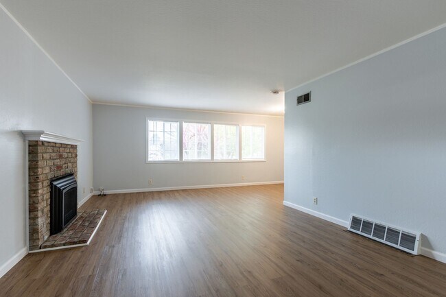 Foto del edificio - Beautiful & bright 3 bed / 2 Bath San Brun...