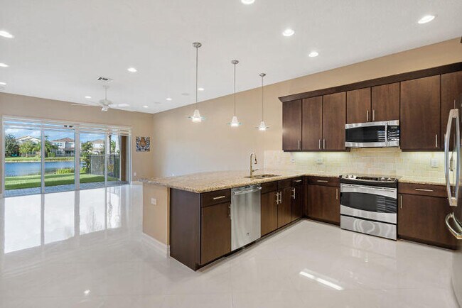 Foto del edificio - 8235 Adrina Shores Way