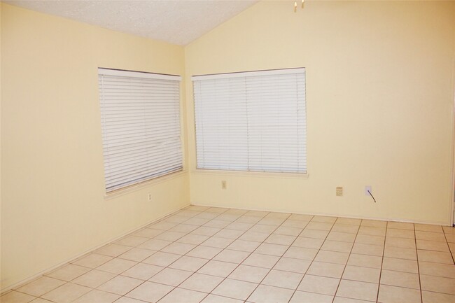 Foto del edificio - 2046 Hickory Glen Dr