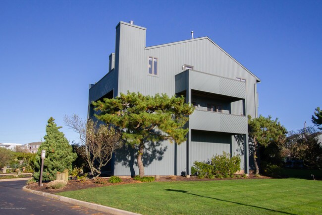 Building Photo - 1566 Ocean Ave