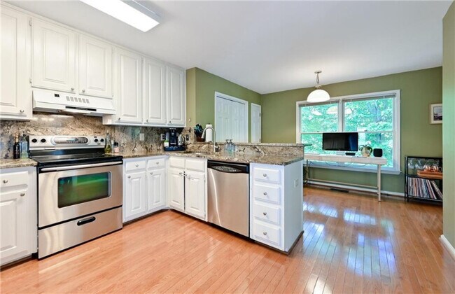 Foto del edificio - 8903 Carroll Manor Dr