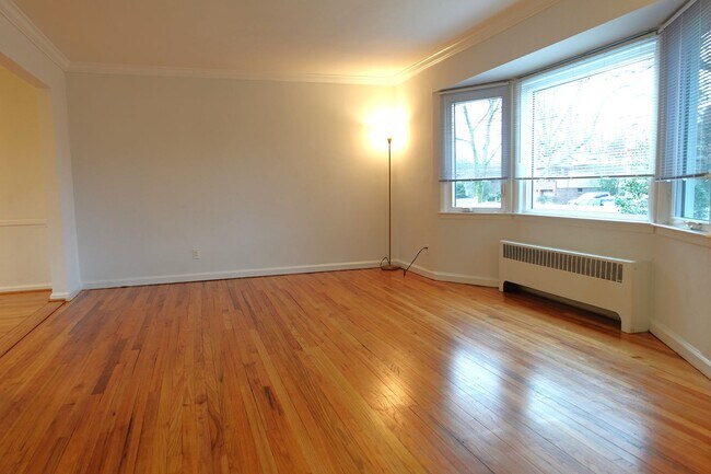 Building Photo - Spectacular Westbury Split!!