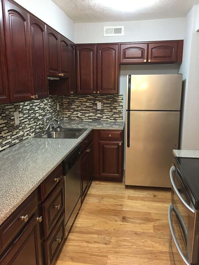 Building Photo - Spacious Clean 3 bdrm minutes to Microsoft