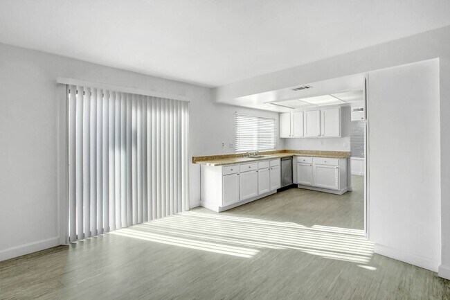 Building Photo - North Rialto Single Story 3B and 2 Bath Av...