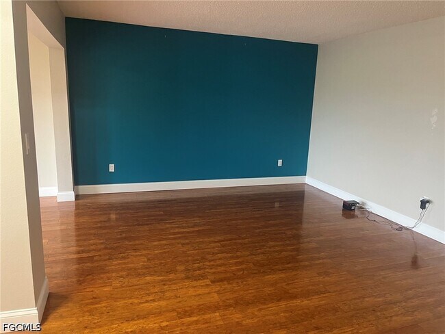 Foto del edificio - 7430 Lake Breeze Dr