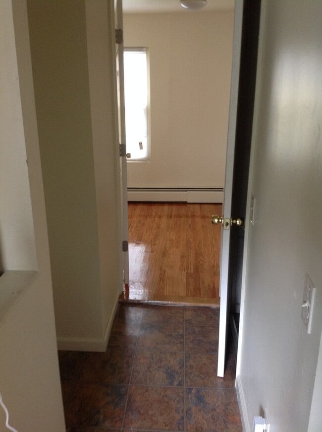 Building Photo - Single Family Home 4 Bed 2 Full Baths