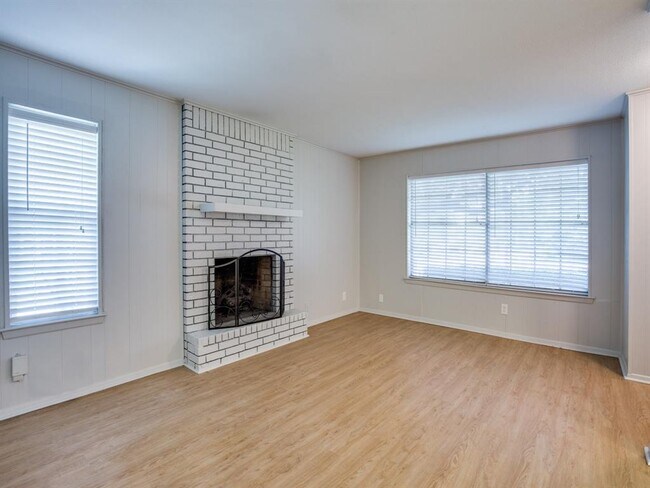 Building Photo - 502 E Worth St