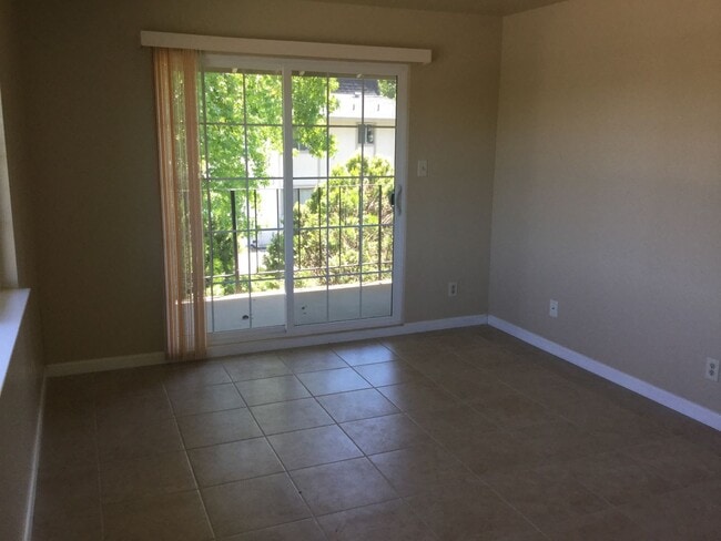 Building Photo - Cute upper-level 1bd. in Rohnert Park ~ Available NOW