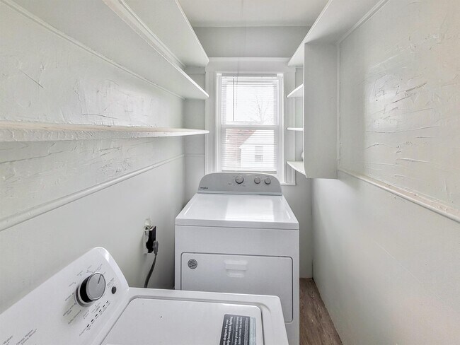 Building Photo - 33 Juniper St