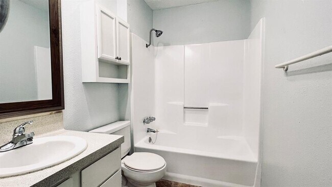 Foto del edificio - 8813 Pineridge Dr