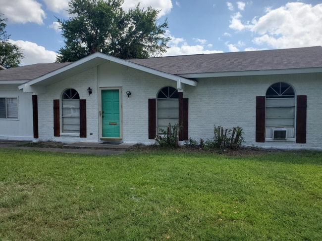 Building Photo - 4001 Salem Dr
