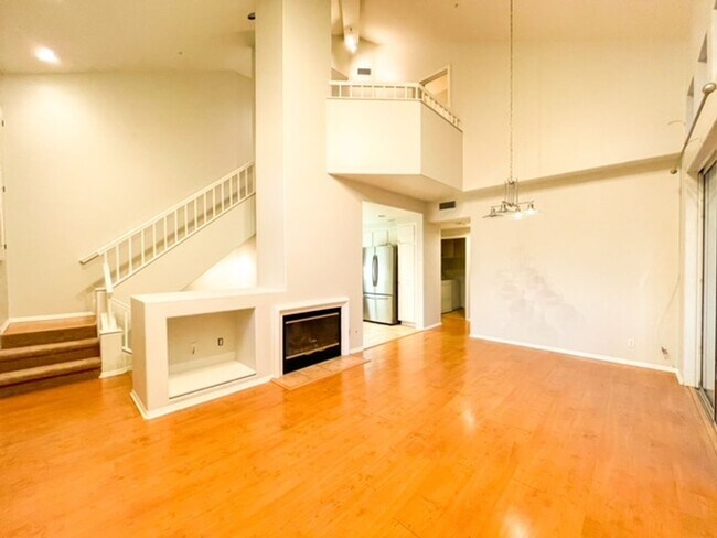 Foto del edificio - 2 Bed 2 Bath Condo with Balcony in Tustin Ranch